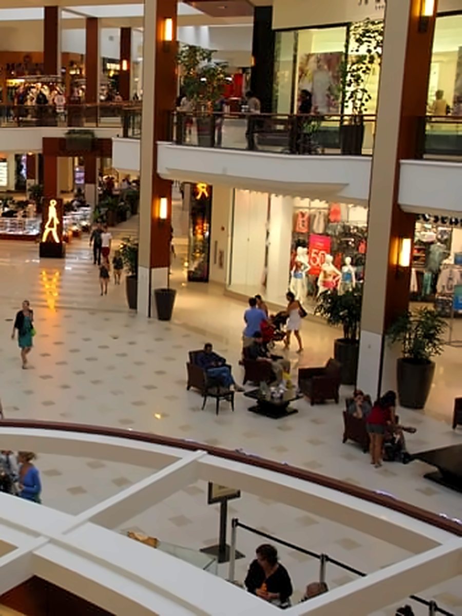 Interior de un shopping de Miami con gente paseando