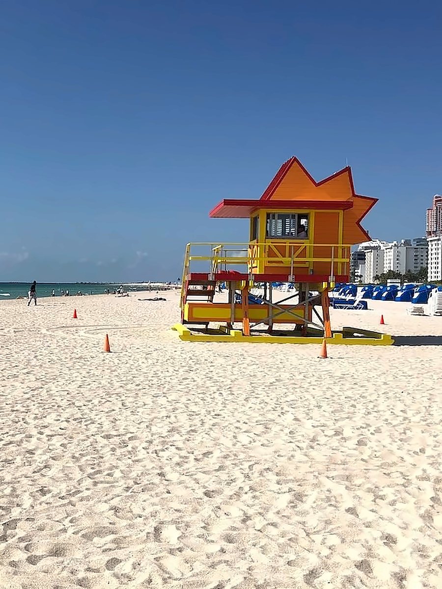 Casilla de guardavidas de colores en South Beach, Miami
