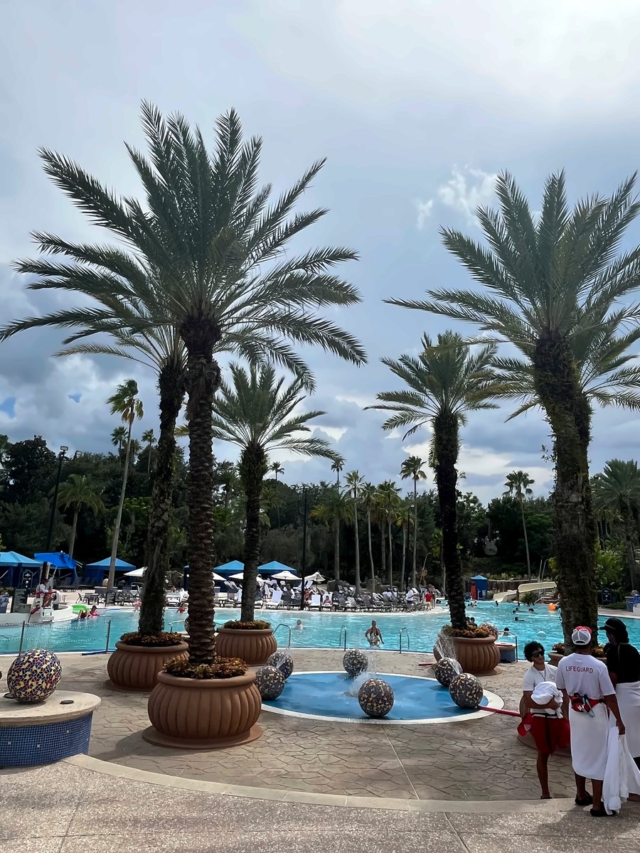 Pileta rodeada de palmeras en un resort de Orlando