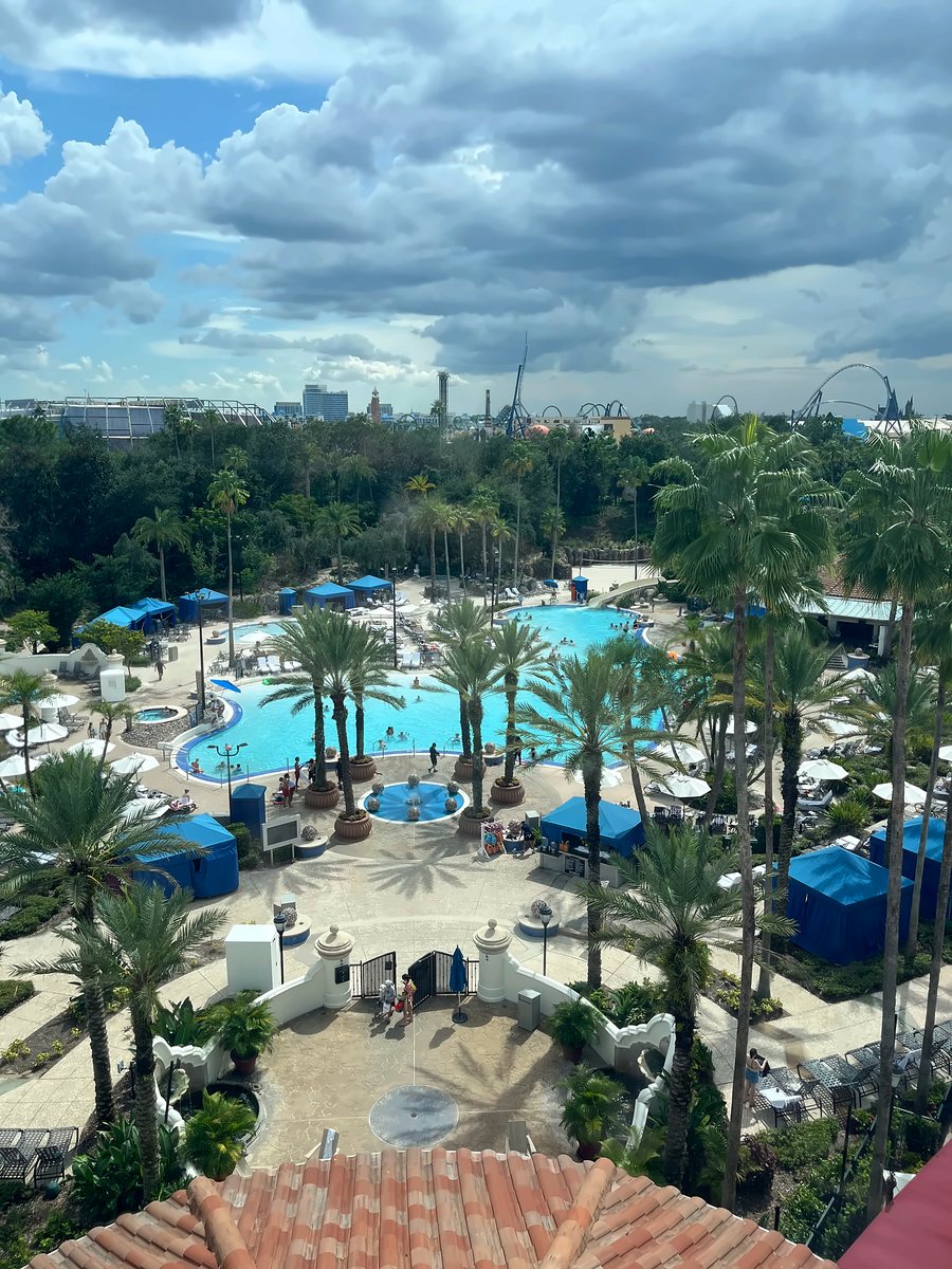Vista aérea de un resort con piletas y palmeras en Orlando
