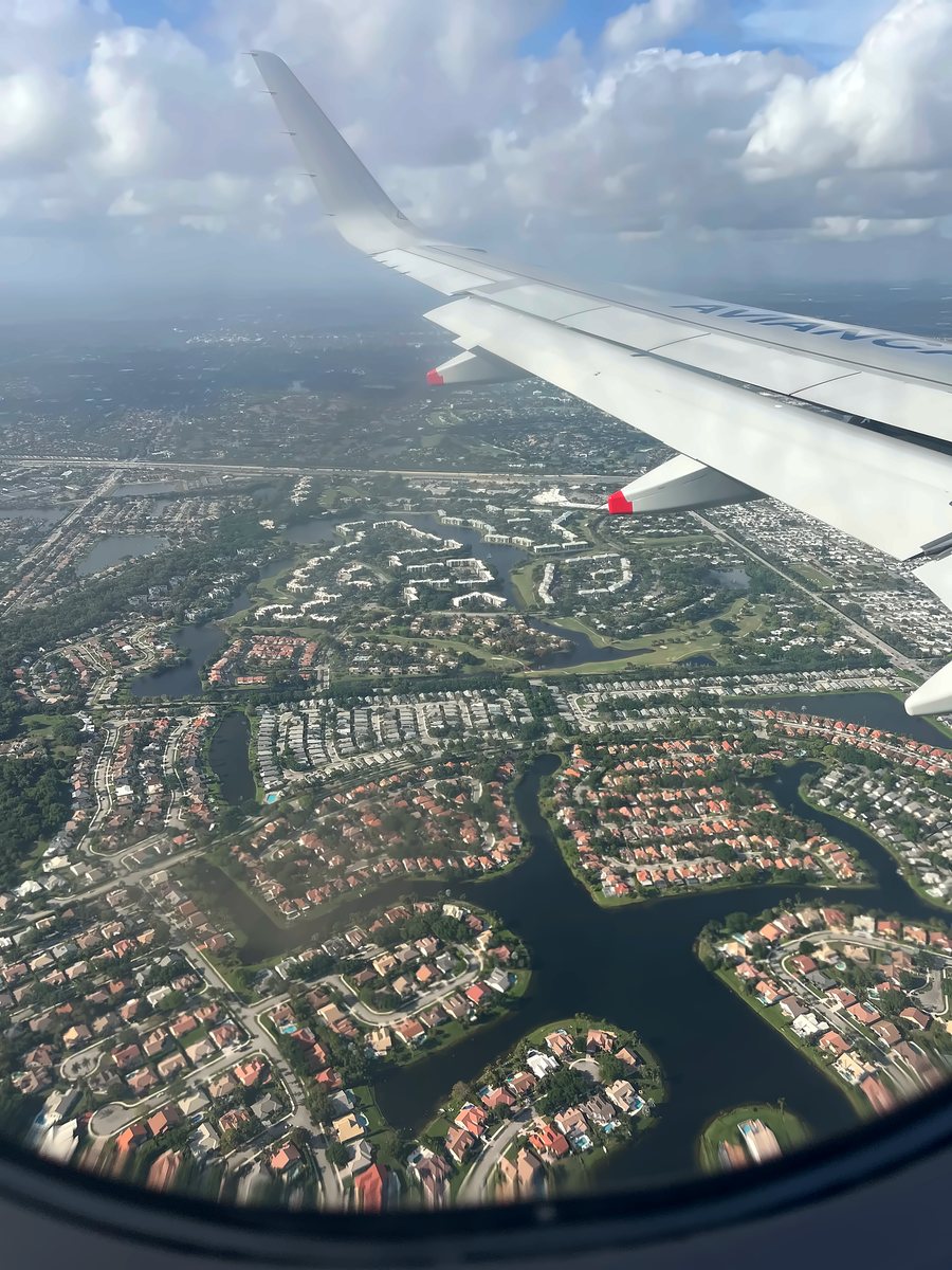 Vista desde la ventanilla del avión sobre la costa de Florida