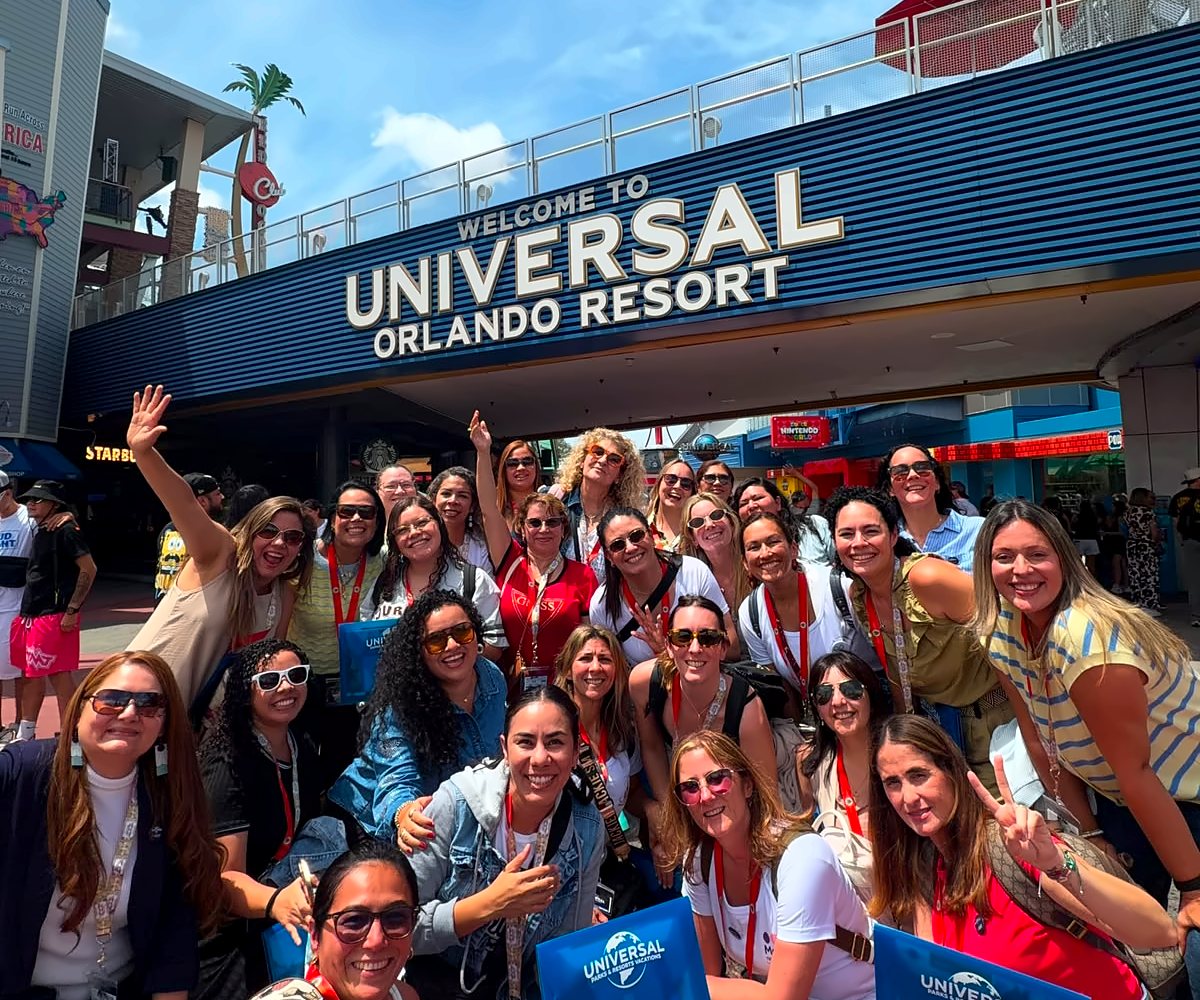 Grupo de viajeras en la entrada de Universal Orlando Resort